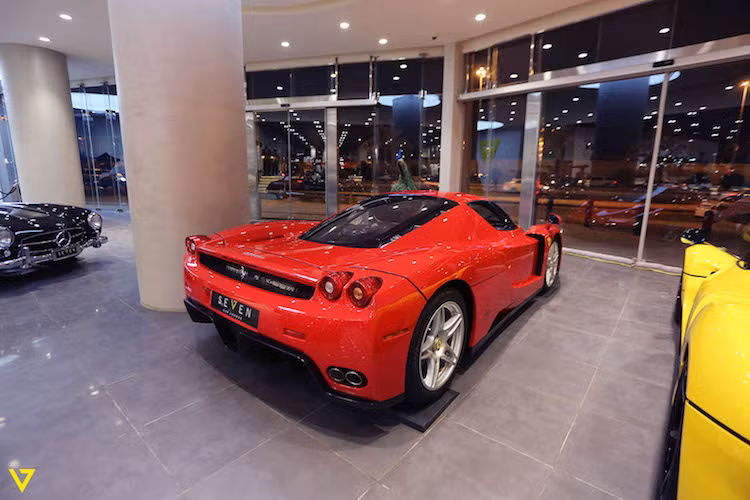 Enzo Ferrari được trang bị khối động cơ V12 6.0l nạp khí tự nhiên, với công suất tối đa 651 mã lực và mô-men xoắn cực đại 657 Nm. Với động cơ này, siêu xe mang tên nhà sáng lập Ferrari có thể tăng tốc từ 0-100 km/h trong chỉ 3,1 giây và đạt tốc độ tối đa 355 km/h.