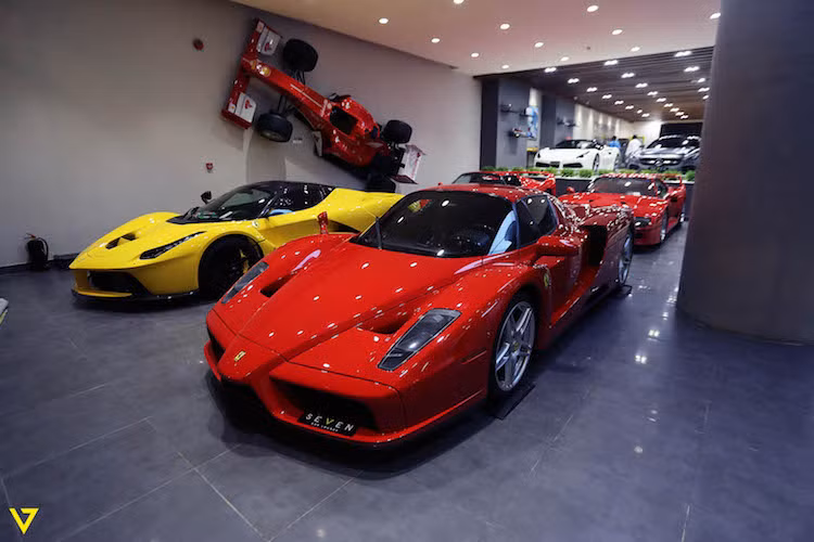 Kể từ thập niên 80 tới nay, đã có 4 mẫu siêu xe Ferrari khủng nhất được chế tạo là F40, F50, Enzo Ferrari và LaFerrari. Mới đây, 4 mẫu siêu xe này đã có dịp tụ họp khi được showroom siêu xe Seven Car Lounge ở Ả Rập Saudi nhập về và trưng bày. Mức giá của chúng không được công bố, tuy nhiên hiện giá thị trường của những siêu xe này đều ở mức triệu USD.