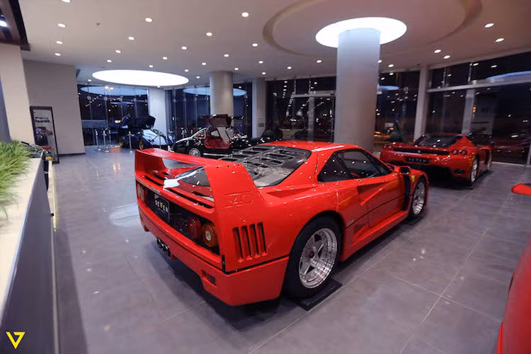 F40 sử dụng động cơ tăng áp V8 2.9l Twin-Turbo với công suất tối đa 478 mã lực, mô-men xoắn cực đại 577 Nm. Kết hợp cùng hộp số sàn 5 cấp, hệ dẫn động cầu sau và trọng lượng chỉ 1100 kg, F40 chỉ mất 4 giây để đạt 0-100 km/h và tốc độ tối đa 324 km/h. Vào thời điểm cuối thập niên 80, đầu thập niên 90, F40 là chiếc xe Ferrari nhanh nhất, mạnh mẽ nhất và đắt nhất từng được sản xuất.