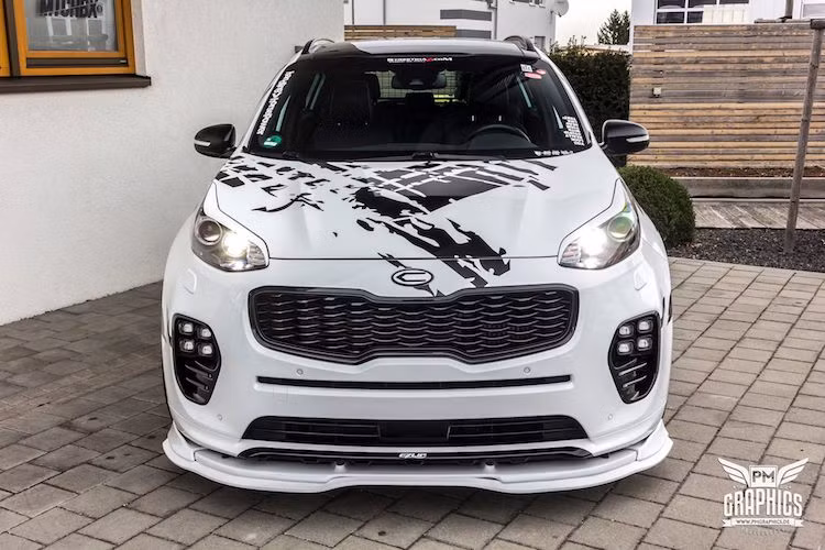 Dù không có nhiều phụ tùng độ dành riêng cho Sportage, tuy nhiên một chủ xe tại Đức đã tiến hành nâng cấp chiếc xe crossover hạng C của mình, khiến nó trở nên ấn tượng hơn nữa. Vốn đã có bộ bodykit dữ dằn, Sportage đã được lắp thêm một bộ cánh khuếch tán khí động học của Ezlip bên dưới cản trước và hai bên thân, khiến chiếc xe trông thể thao hơn.