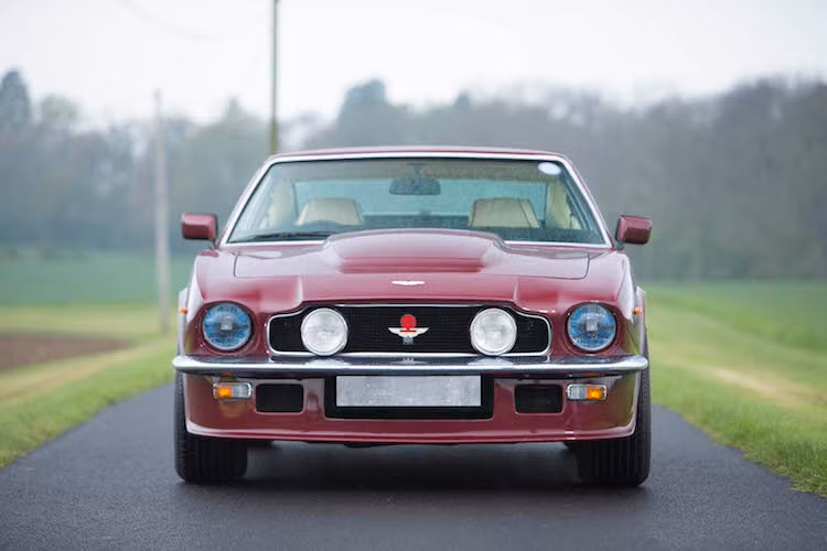 Kể từ khi được diễn viên Rowan Atkinson bán đi trong thập niên 80, chiếc Vantage V8 trải qua vài đời chủ tại Anh, tất cả đều là những người đam mê và biết cách chăm sóc xe. Sắp tới, mẫu xe này sẽ tiếp tục xuất hiện trong một buổi đấu giá tại nhà máy cũ của Aston Martin ở Newport Pagnell, với giá bán dự đoán 180.000 Bảng (tương đương 5,28 tỷ đồng).