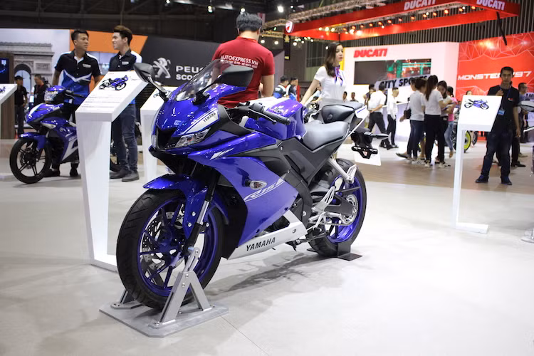 Vào đầu năm nay tại indonesia, mẫu môtô thể thao Yamaha R15 2017 thế hệ mới, hay còn được gọi là Yamaha R15 V3.0 đã chính thức được ra mắt lần đầu. Rất nhanh chóng, tại triển lãm xe máy Việt Nam 2017 (VMCS 2017), mẫu xe này đã được Yamaha đưa về Việt Nam và sẽ có kế hoạch bán chính thức trong năm nay.