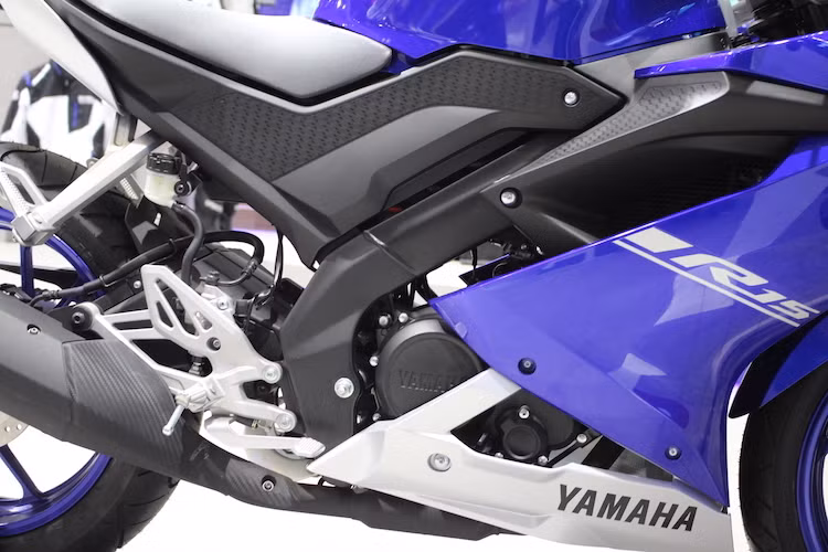 Vẫn được trang bị động cơ 4 kỳ SOHC 4 van phun xăng điện tử, làm mát bằng chất lỏng như thế hệ trước nhưng trên R15 mới, Yamaha đã nâng dung tích từ 149,8 lên thành 155,1 cc, sử dụng trái piston 58 mm kèm hành trình 58,7 mm. Chưa dừng lại ở đó, chiếc xe còn được trang bị công nghệ van biến thiên VVA mới tương tự như NVX 155.