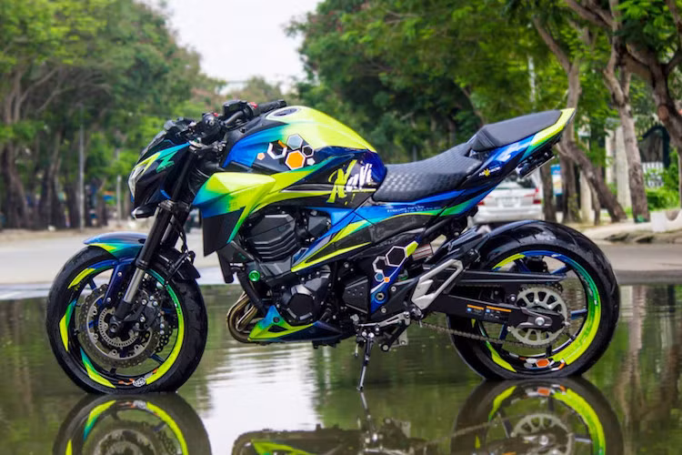 Chiếc xe môtô Kawasaki Z800 nguyên bản màu đen thuộc sở hữu của một người chơi xe ở Đà Lạt. Do không thích tem zin nên chủ xe đã sơn airbrush dàn áo và cặp mâm với họa tiết riêng, phù hợp với sở thích.