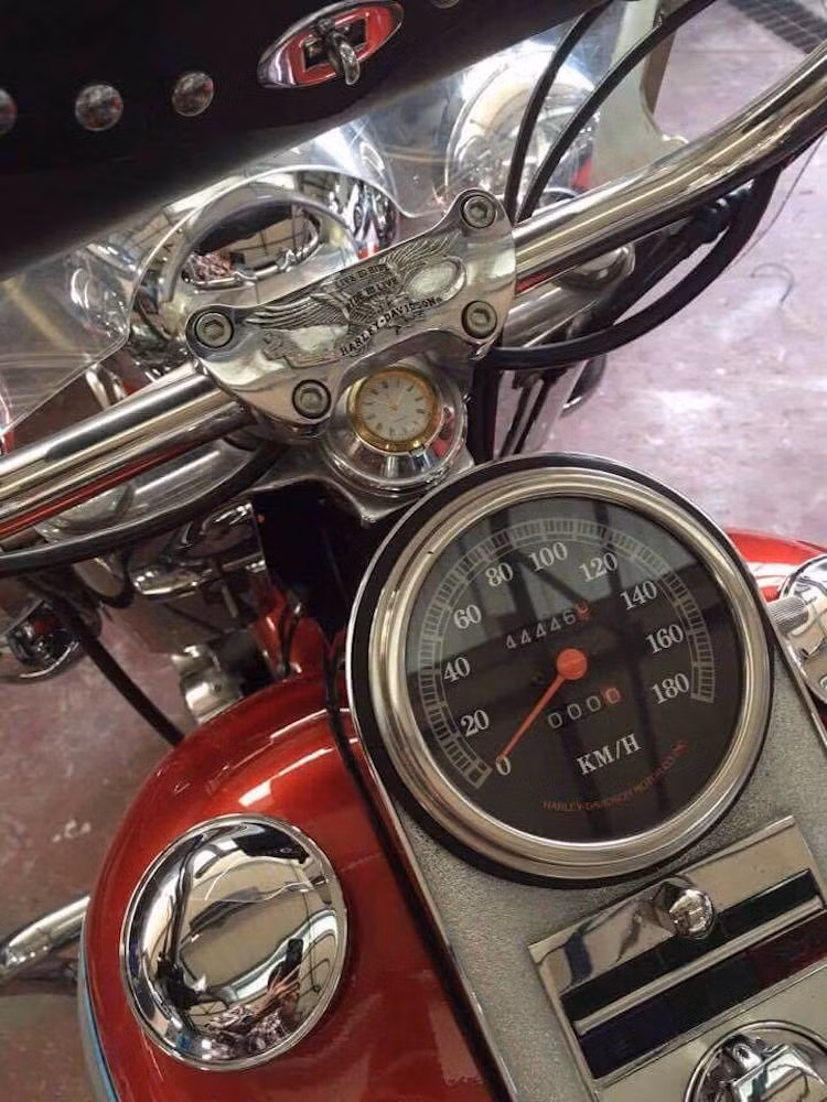 Một số chi tiết của chiếc xe được lấy cảm hứng từ dòng Road King, chẳng hạn như nắp bình xăng đặt đối xứng hay bảng đồng hồ tối giản được đặt trên bình xăng. Chiếc Heritage Softail duy nhất độ "xít-đờ-ca" tại Việt Nam thuộc đời 1995. Ngày nay, Heritage Softail vẫn nằm trong danh mục sản phẩm của Harley-Davidson.
