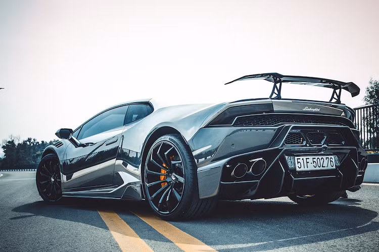 Khi được mua lại, giá siêu xe Huracan này được cho là đã lên tới 15,2 tỷ đồng. Tuy nhiên với những nâng cấp đã và sẽ xuất hiện trên chiếc xe, giá trị của nó hiện nay đã tăng lên rất nhiều.