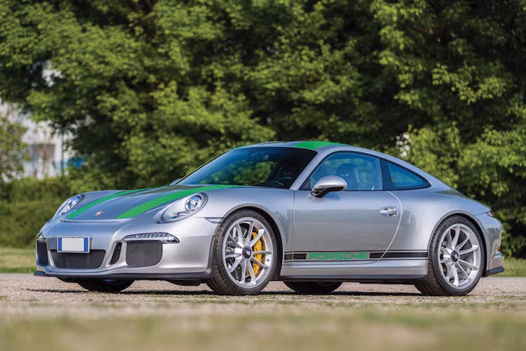 Được ra mắt tại triển lãm Geneva 2016 hồi tháng 3, Siêu xe Porsche 911R mới được coi là "hậu duệ" của dòng xe 911R đầu tiên từ thập niên 60, đã từng tham gia vào các giải đua khác nhau như Targa Florio.