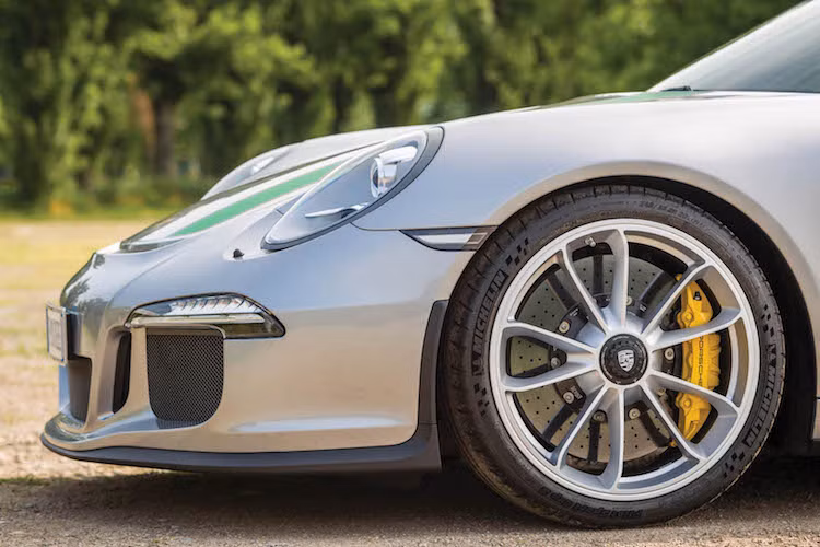 Porsche chỉ sản xuất đúng 991 chiếc 911R trên toàn Thế giới và bán với giá khởi điểm 185.950 USD/chiếc (tương đương 4,2 tỷ đồng). Ngay từ trước khi ra mắt, chiếc xe đã trở thành "hàng hot" khi đã có tới 600 khách hàng đặt mua. Chính vì vậy, giá bán của 911R trên thị trường trong 8 tháng vừa qua đã chứng kiến mức tăng "khủng".
