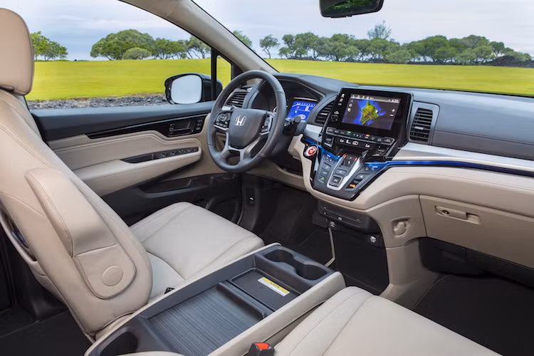 Một điểm "ăn tiền" đáng nhắc tới của Odyssey là độ yên tĩnh bên trong cabin. Trên thế hệ thứ 5 này, Honda đã trang bị cho xe gioăng cửa 3 lớp, kính trước và sau cách âm, sử dụng nhiều vật liệu chống ồn hơn bên dưới sàn, trong khoang máy và dưới các vòm bánh. Chúng hoạt động kết hợp với công nghệ dập tiếng ồn bằng sóng âm.