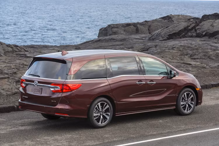 Tương tự, phần đuôi của Odyssey cũng nổi bật nhờ những đường nét đậm hơn. Cụm đèn hậu của xe được nâng cấp lên đèn LED, nối liền giữa 2 đèn hậu là tay nắm cửa mạ chrome sang trọng hơn so với dải nhựa trong màu đỏ của thế hệ trước.
