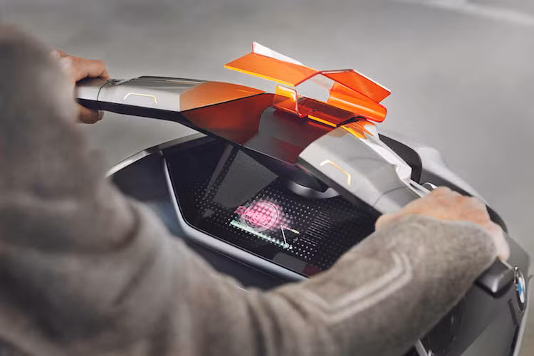 Tính "tương lai" của BMW Link còn được thể hiện trên tay lái của chiếc xe. Ngoài bảng đồng hồ với màn hình cảm ứng nằm dưới tay lái, những thông tin định vị đường đi còn có thể được chiếu lên chiếc kính chắn gió với màu cam của xe, tương tự như cách màn hình hiển thị trên kính HUD của ôtô hoạt động.