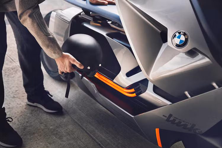 Nhờ sử dụng động cơ điện, BMW Link có không gian chứa hành lý rộng rãi hơn so với những chiếc scooter truyền thống, Phần thân xe có những cửa trượt mở ra, để lộ khoang chứa đồ ở bên trong.