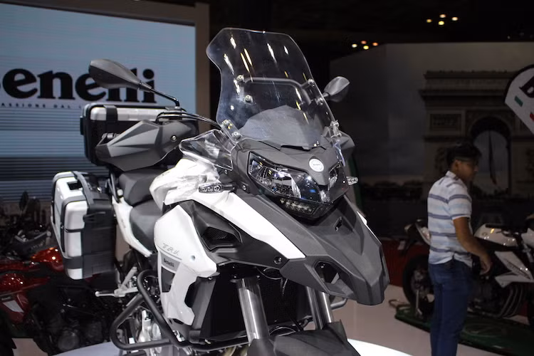 Nhìn vào thiết kế của TRK 502, nhiều người sẽ có ngay sự liên tưởng tới chiếc Ducati Multistrada Enduro cũng được ra mắt tại triển lãm EICMA 2015. Có kiểu dáng tương tự nhưng so với Multistrada Enduro, tuy nhiên về tổng thể TRK 502 sở hữu nhiều đường nét thẳng, góc cạnh và sắc sảo hơn.
