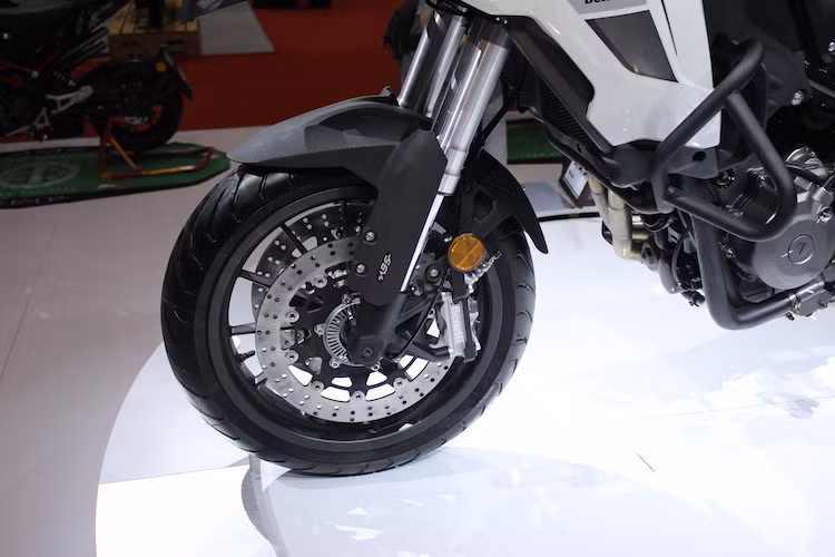 Để đảm bảo hiệu năng vượt địa hình cho xe, hãng xe máy Benelli đã trang bị cho TRK 502 bộ phuộc với khoảng hành trình lên tới 15 cm. Trong khi đó, phuộc sau của xe cũng có khoảng hành trình lên tới 45 mm. Tuy nhiên chỉ có phuộc trước của TRK 502 mới có khả năng điều chỉnh được.