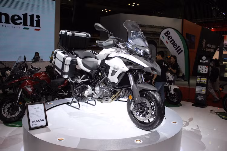 Mẫu xe môtô địa hình (adventure) Benelli TRK 502 mới được coi là phiên bản thu nhỏ của chiếc Trek 1130 trước đó của hãng, và là một dòng xe hoàn toàn mới. Ra mắt lần đầu tại triển lãm EICMA 2015, TRK 502 vừa chính thức được ra mắt tại triển lãm xe máy Việt Nam 2017.