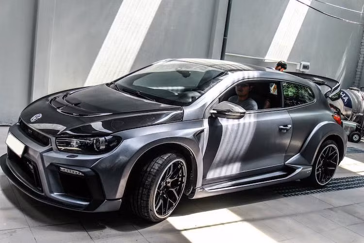 Mẫu xe ôtô Volkswagen Scirocco là dòng hatchback 3 cửa với kiểu dáng coupe thể thao, được Volkswagen sản xuất từ năm 2008 tới nay. Tên gọi của xe xuất phát từ một loại gió thổi tại vùng Địa Trung Hải, với hướng thổi từ sa mạc Sahara. So với các mẫu hatchback 3 cửa trên thị trường, Scirocco sở hữu thiết kế thanh thoát và hấp dẫn hơn nhiều do có kiểu dáng lấy cảm ứng từ coupe.