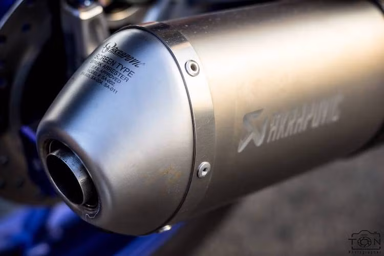 Đi kèm với cổ pô titan độ là cây pô Akrapovic lon dài, khiến chiếc Exciter có tiếng nổ trầm ấm hơn, dù âm lượng không quá to như nhiều loại pô độ khác.