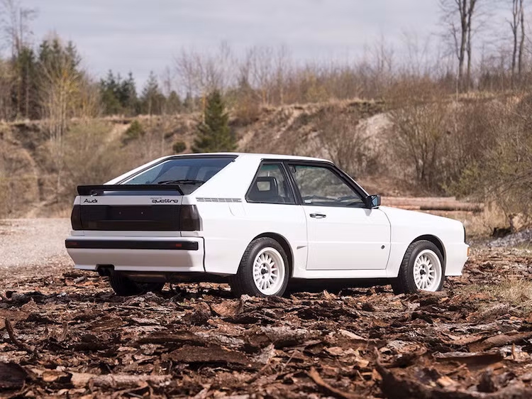 Sinh ra trong thập niên 80 - thời gian mà xu hướng thiết kế vuông vức "lên ngôi", Audi Sport Quattro S1 thừa hưởng thân xe góc cạnh từ các phiên bản Quattro bình thường. Tuy nhiên ngay cả vào thời điểm đó, nó cũng không được coi là một chiếc xe đẹp. So với chiếc Quattro gốc, chiếc xe còn xấu và mất cân đối hơn bởi trục cơ sở rút ngắn tới 32 cm.