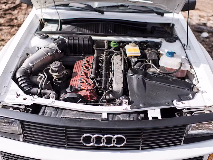 Ở những chiếc Sport quattro đời đầu, động cơ này cũng không tin cậy khi có lốc máy bằng nhôm dễ nứt. Chính vì vậy, 2 năm sau khi được bán ra, Audi đã phải triệu hồi xe để thay lốc máy mới bằng thép cứng hơn. Chiếc Sport quattro trong bài viết này không chỉ được triệu hồi mà còn có động cơ phục chế lại vào năm 2010, khiến công suất tăng nhẹ lên 343 mã lực và mô-men xoắn 348 Nm.