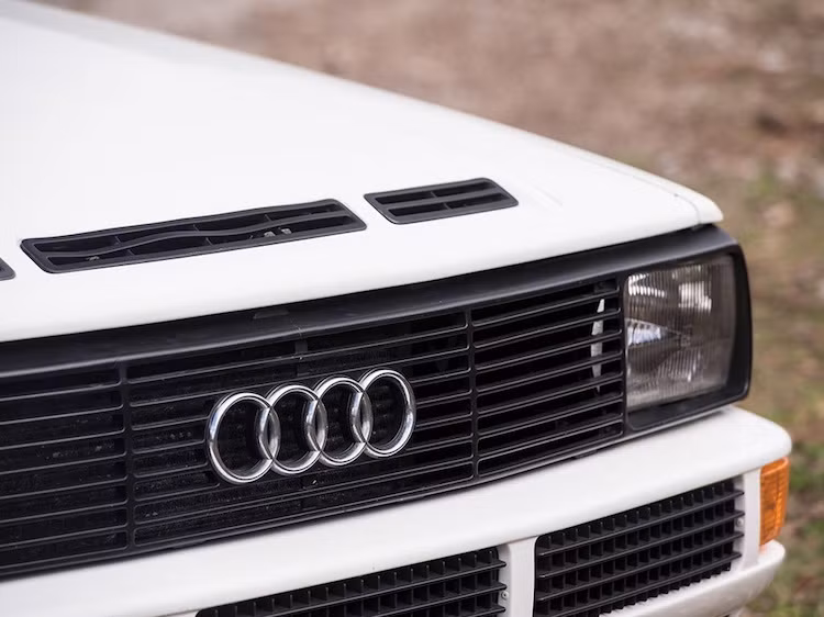 Ngoài ra, phần đầu của chiếc xe cũng không được liền mạch bằng chiếc Quattro thông thường do Audi buộc phải mở thêm nhiều khe hút gió hơn nhằm làm mát khối động cơ tăng áp mới. Giống như xe đua rally, chiếc xe còn có trang bị tùy chọn là 2 đèn chiếu sáng tăng cường ở phía trước. Phần thân của Sport Quattro S1 cũng được mở rộng hơn để lắp vừa lốp bản lớn.