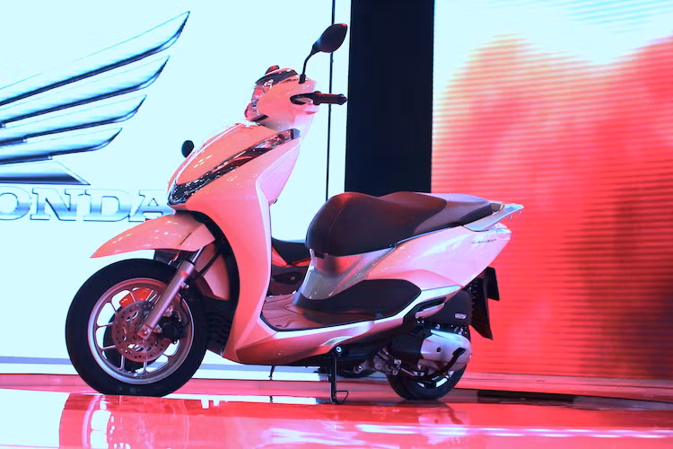 Hiện tại, Honda Việt Nam mới chỉ trưng bày trước Lead 125 tại triển lãm VMCS 2017 mà không tiết lộ giá bán, các phiên bản cũng như màu sắc chiếc xe. Những thông tin này sẽ được hãng cập nhật vào ngày 3/8/2017 tới trong lễ ra mắt chiếc xe.