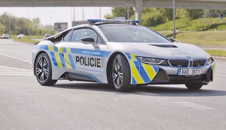 BMW i8 được trang bị động cơ 1.3l tăng áp 3 xi-lanh tăng áp 231 mã lực nằm giữa, cùng với mô-tơ điện 131 mã lực ở bánh trước. 2 động cơ có thể khiến i8 chỉ mất 4,4 giây để đạt 100 km/h trước khi tới tốc độ tối đa 250 km/h một cách dễ dàng, trong khi vẫn chỉ có mức tiêu thụ 2,1l/100 km.
