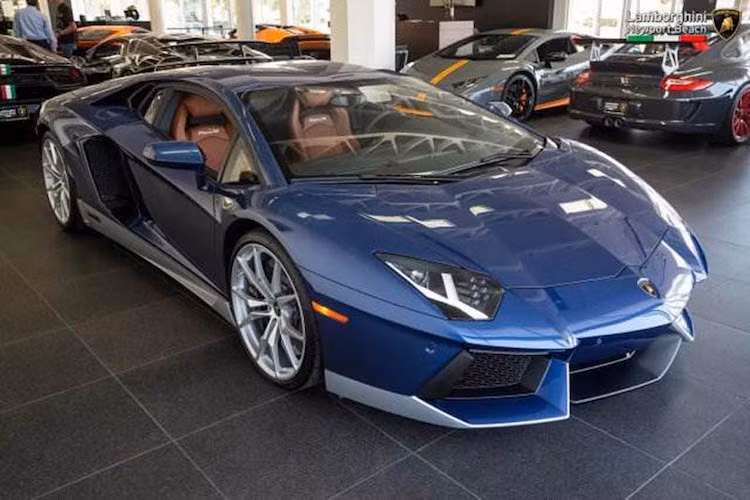 So với phiên bản bình thường, Aventador Miura Homage không có sự thay đổi về thiết kế. Ở bên ngoài, chiếc xe chỉ sở hữu một logo Miura 50 đặc biệt, được viết theo font chữ logo của dòng siêu xe Miura nằm phía trước hốc bánh sau