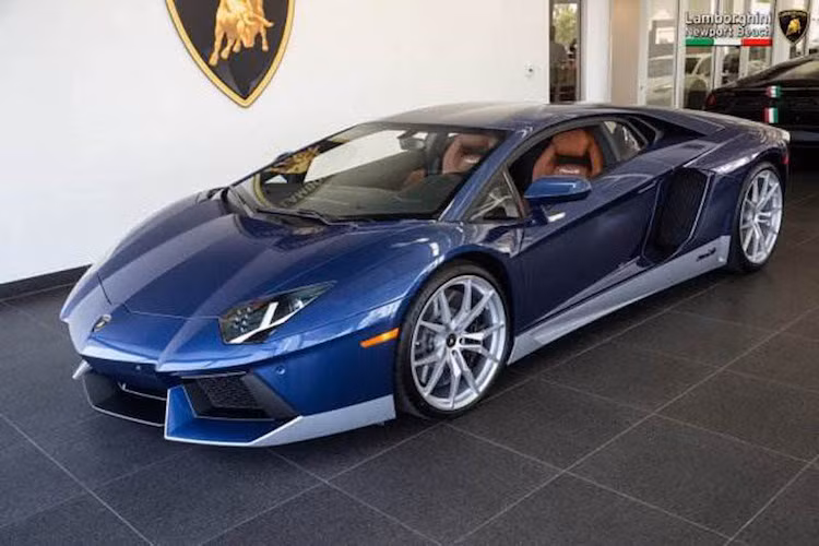 Vào năm ngoái, để kỷ niệm 50 năm chiếc siêu xe Lamborghini Miura được ra mắt, Lamborghini đã công bố một phiên bản đặc biệt của dòng siêu xe Aventador tại lễ hội tốc độ Goodwood 2016. Có tên gọi Lamborghini Aventador Miura Homage, phiên bản này được chế tạo bởi bộ phận "cá nhân hóa" Ad Personam của Lamborghini.