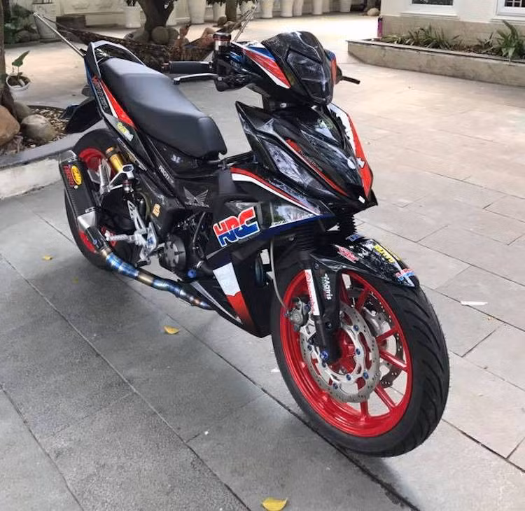 Ngày càng có nhiều bản độ đẹp mắt được biker Việt tạo ra từ Honda Winner, khiến dòng xe này càng trở nên hấp dẫn hơn. Bằng cách trang trí lại dàn vỏ và độ lại "dàn chân" lấy từ mẫu xe phân khối lớn "hạng nhẹ" KTM Duke 390, một biker An Giang đã có chiếc Winner "ngầu" hơn và không "đụng hàng" với bất kỳ chiếc xe nào khác.