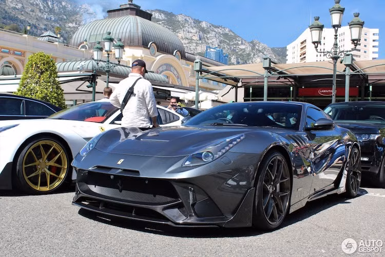 Nằm dưới nắp ca-pô của F12Berlinetta là khối động cơ V12 6.3l nạp khí tự nhiên với công suất lên tới 730 mã lực và mô-men xoắn cực đại 690 Nm. Với hộp số ly hợp kép 7 cấp và hệ dẫn động cầu sau, chiếc xe chỉ mất 3,1 giây để tăng tốc từ 0-100 km/h trước khi đạt tới vận tốc tối đa lên tới 340 km/h nếu điều kiện đường cho phép.