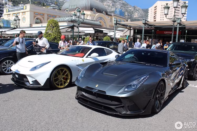 Vào mỗi mùa hè, công quốc Monaco tại châu Âu lại trở thành "thánh địa" siêu xe khi những đại gia "tiền tấn" tới đây để nghỉ hè. Dù mới chỉ bước vào hè, nhưng những tay săn ảnh siêu xe tại Monaco đã vừa "chộp" được không chỉ 1, mà tới 2 chiếc siêu xe Ferrari F12Berlinetta "hàng thửa" độ bodykit Onyx F2X Longtail.