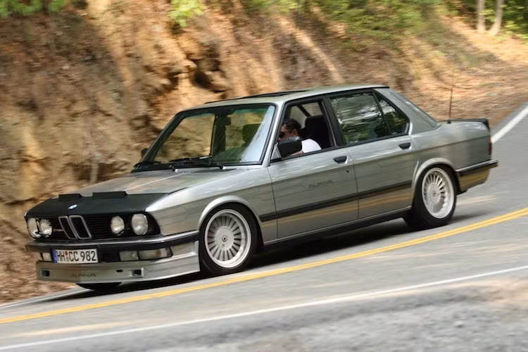 Trong số các hãng độ "chuyên trị" BMW, Alpina là hãng nổi tiếng nhất khi những bản độ của hãng thậm chí còn được bán ở showroom chính hãng BMW. Trong thập niên 80 của Thế kỷ 20, mẫu xe nổi tiếng nhất của hãng là chiếc B7 Turbo dựa trên cơ sở sedan BMW 5 Series thế hệ 28, cụ thể hơn là phiên bản 528 hoặc 535i.