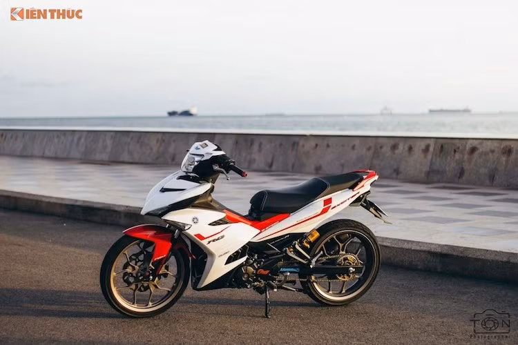 Ở dạng nguyên bản, Yamaha Exciter 150 vốn đã được trang bị cặp bánh rất hấp dẫn với mâm sau bản lớn kèm lốp 120/70/17. Tuy nhiên chiếc xe vẫn liên tục được độ lại "dàn chân" để trở nên hấp dẫn hơn. Đã có nhiều biker tại Việt Nam liên tục tìm cách nâng bánh xe lên bản lớn hơn, tuy nhiên rất ít người làm điều ngược lại.