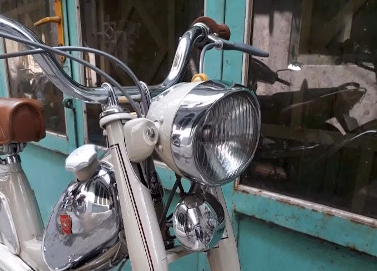 Chiếc xe được sản xuất bởi hãng Mobylette - thương hiệu xe đạp máy (moped) được sản xuất bởi hãng Motobecane của Pháp. Trong thời kỳ chiến tranh Đông Dương, người Pháp sống tại Việt Nam đã đem tới những chiếc ôtô Traction của Citroen, xe đạp Peugeot và xe đạp máy Mobylette.