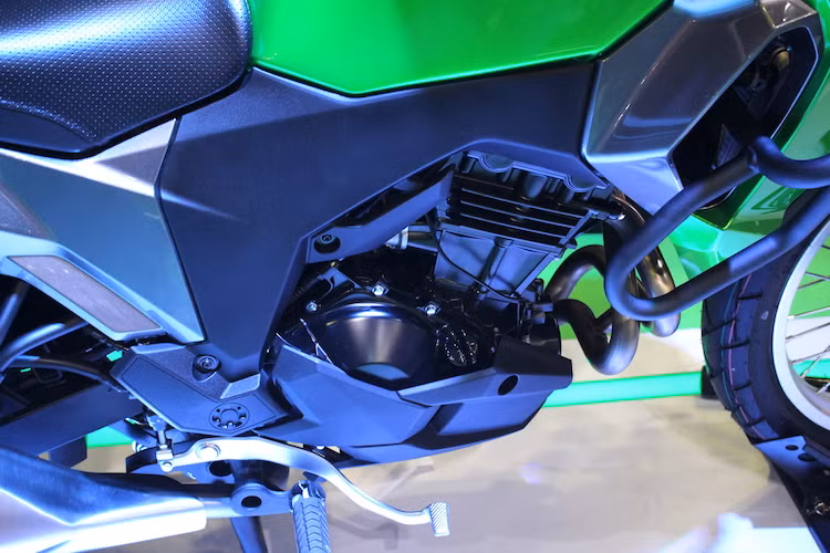 Tương tự như Z300 hay Ninja 300, Versys-X 300 được trang bị động cơ 2 xi-lanh thẳng hàng DOHC, làm mát bằng chất lỏng với dung tích 296 cc và có hỗ trợ côn chống khóa bánh khi dồn số gấp (slipper clutch). Động cơ này đạt công suất tối đa 39 mã lực và mô-men xoắn cực đại 24 Nm.
