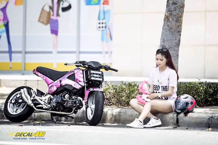 Đi kèm với cặp mâm là lốp Pirelli Diablo Supercorsa với đường kính nhỏ phù hợp với MSX. Trong khi đó, hệ thống phanh trước của xe đã được Đoan Trang nâng cấp bằng đĩa Galfer. Chiếm trọn phần đầu xe là dàn đèn LED siêu sáng Rigid Industries SR2 Hypersport, nhưng vẫn giữ nguyên khả năng điều chỉnh ánh sáng từ pha sang cốt phù hợp.