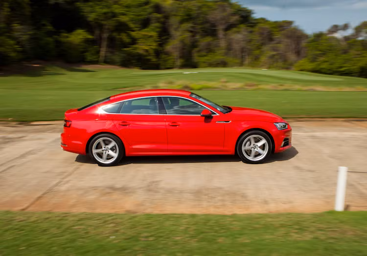 Audi A5 Sportback mới cũng được trang bị sẵn hệ thống kiểm soát hành trình với tính năng hỗ trợ tiết kiệm nhiên liệu Stop &amp; Go. Xe đã được chứng nhận an toàn 5 sao bởi tổ chức NCAP Châu Âu sau khi trải qua các thử nghiệm hệ thống an toàn chủ động và thụ động - bao gồm bảo vệ khách bộ hành.