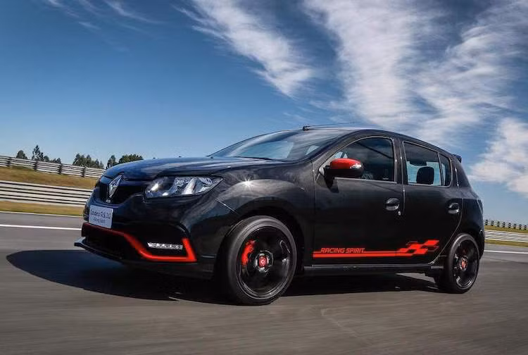 Thay vì động cơ 1.6l như những bản Sandero thường, Sandero RS 2.0 Racing Spirit sở hữu động cơ lớn hơn với dung tích tăng lên thành 2 lít, đạt công suất tối đa 150 PS và mô-men xoắn cực đại 205 Nm. Xe sử dụng hệ dẫn động cầu trước và hộp số sàn 6 cấp.