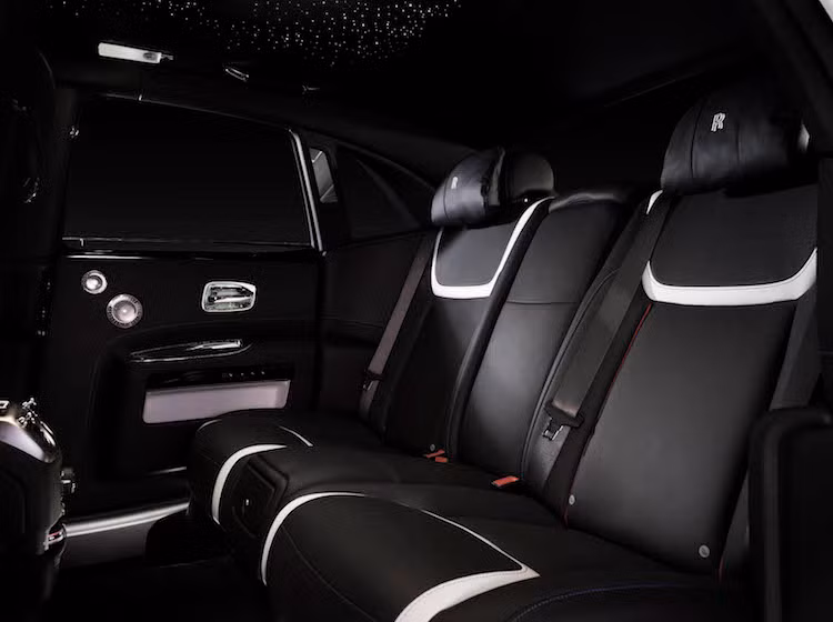 Bên trong nội thất, mô-típ quốc kỳ xứ Kim Chi tiếp tục được thể hiện với cabin bọc da màu đen và viền chỉ 3 màu đỏ-xanh-trắng. Các chi tiết ốp gỗ trên phiên bản này được làm từ gỗ sơn mài màu đen bóng. Ghost Seoul Edition cũng có các logo tòa tháp Namsan bên trong khoang lái cùng những tùy chọn siêu sang như hệ thống đèn "ngàn sao" trên trần xe.