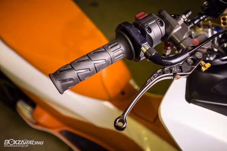 Đặc biệt, khu vực tay lái bên phải của PCX đã được độ cùm phanh dầu Brembo HP "hàng khủng", đi kèm với tay CRG để đồng bộ với bên trái. Ngoài ra, chiếc xe còn được độ cùm ga cuốn Active và cùm công tắc đề theo phong cách xe Ducati.