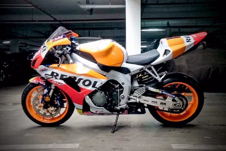Được sản xuất từ 10 năm trước, tuy nhiên những chiếc CBR1000RR thuộc các thế hệ đầu tiên vẫn được nhiều biker Việt lựa chọn. Để "làm mới" lại chiếc CBR1000RR 2007 của mình, một người chơi xe tại Bình Dương đã nâng cấp chiếc xe với một số phụ tùng cao cấp hơn và "dàn ngoài" mang phong cách xe đua MotoGP RC213V.