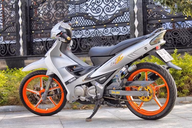 Với những phụ tùng đơn giản nhưng cực "chất", biker tại An Giang đã khiến chiếc xe côn tay 2 kỳ Yamaha Z125 có vẻ đẹp thể thao nhưng đồng thời cũng rất tinh tế.