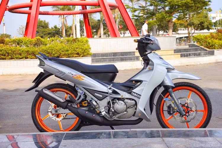 Tại Việt Nam, Yamaha Z125 du nhập vào từ đầu Thế kỷ 21 và kể từ đó tới nay, mẫu xe này chưa bao giờ hết "hot" trong giới chơi xe. Mới đây, một người chơi xe tại An Giang đã tạo ra một bản độ kiểng Z125 "nhẹ nhưng chất", giữ nguyên kiểu dáng nguyên bản nhưng gây ấn tượng bởi những phụ tùng đầy hấp dẫn.
