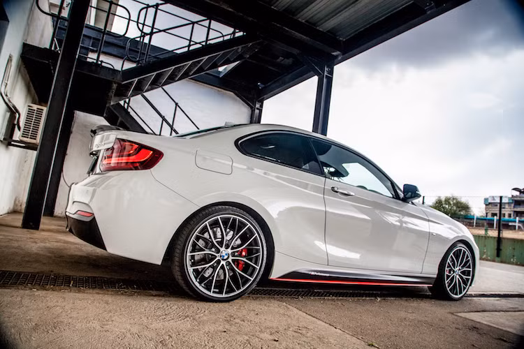 Giống như các phiên bản 2 Series 2018 khác, M240i M Performance Edition sẽ được hãng xe ôtô BMW bán ra kể từ tháng 7 tới. Phiên bản này có số lượng sản xuất giới hạn 750 chiếc trên toàn Thế giới.