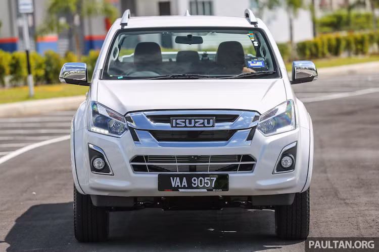 Dựa trên D-Max đời mới, Isuzu D-Max Z-Premium cũng có phần đầu với thiết kế sửa đổi lại, hiện đại và sắc sảo hơn. Phiên bản Z-Prestige được chia thành 3 bản nhỏ khác là Urban Premium, Adventure Rugged và Street Rugged; tuy nhiên sự khác biệt giữa 3 bản này chỉ là màu sắc. Trong đó, phiên bản Z-Prestige Urban Premium có màu trắng ngọc, 2 bản còn lại lần lượt có màu đen và đỏ tươi.