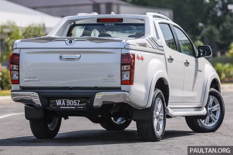 Mọi phiên bản Z-Prestige đều được trang bị mâm đúc 6 cánh 18 inch mới với thiết kế thể thao hơn. Cũng như thân xe, bộ mâm này sẽ được sơn màu khác nhau tùy thuộc vào phiên bản. Ở phía sau, chiếc xe được trang bị sẵn nắp che thùng kín và thanh nẹp tích hợp đèn phanh với thiết kế mạnh mẽ trên thùng chở hàng.