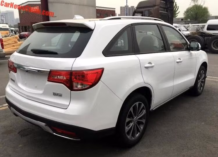 Nếu chỉ nhìn lướt qua, không ai có thể phân biệt giữa Diazi và MDX của Acura. Chi tiết giúp phân biệt dễ nhất hai mẫu xe này là cản trước và cản sau với thiết kế khác nhau.
