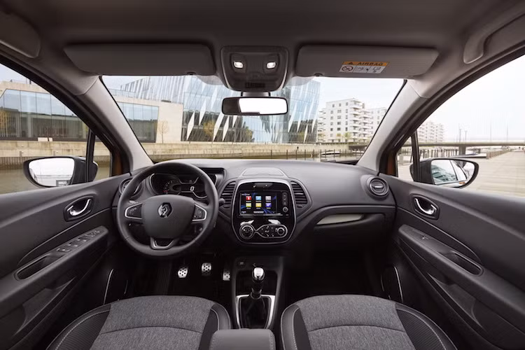 Bên trong nội thất, hãng xe hơi Renault cũng đã khiến cabin của Captur trở nên cao cấp hơn. Thay vì các chi tiết nhựa đúc cứng nguyên khối trước đây, hãng đã sử dụng nhựa bọc vật liệu mềm để bớt cảm giác "rẻ tiền". Nội thất của xe còn có các tấm ốp cửa cải tiến và đèn trần sử dụng bóng LED.