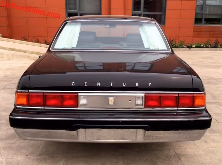 Vào năm 2009, một chiếc Century "mới tinh" có giá lên tới 100.000 USD. Để dễ dàng so sánh, một chiếc Lexus LS460 vào thời điểm đó chỉ có giá 87.000 USD. Riêng chiếc Toyota Century Royal thế hệ thứ 3, được làm riêng cho Hoàng gia Nhật có giá lên tới 500.000 USD mỗi chiếc.