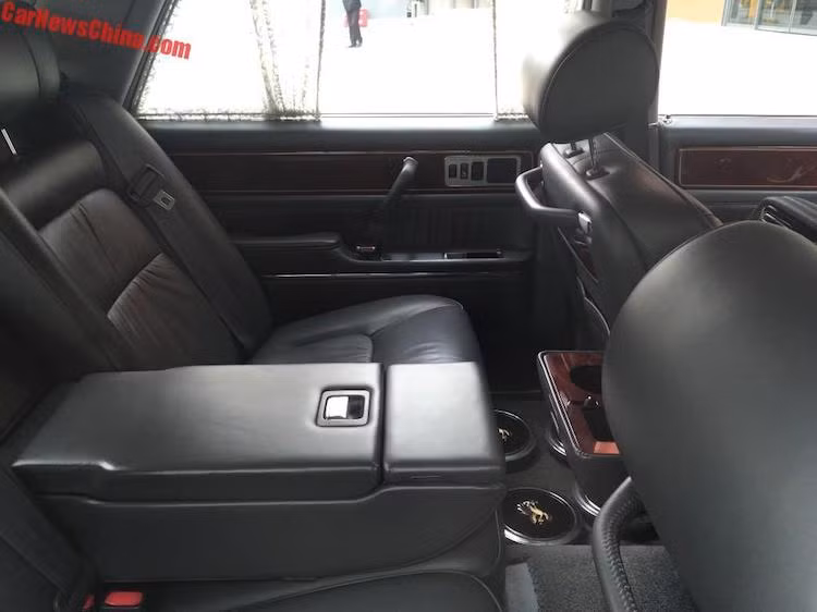 Những chiếc Toyota Century thường có nội thất được bọc lông cừu thay vì da như những mẫu xe sang trọng khác, do vật liệu này không tạo tiếng ồn khi người ngồi cử động. Tuy nhiên chiếc xe bị bắt gặp tại Trung Quốc này đã được chủ nhân đặt hàng nội thất da truyền thống. Ngay cả các cửa xe cũng được thiết kế để đóng êm nhất một cách có thể, với mô-tơ tự hít mỗi khi chốt trên cửa chạm vào khóa cài.